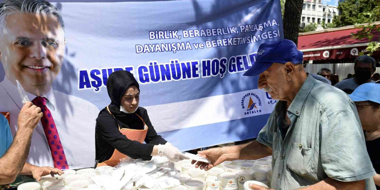 Muratpaşa Belediyesi Aşure İkramı Yaptı