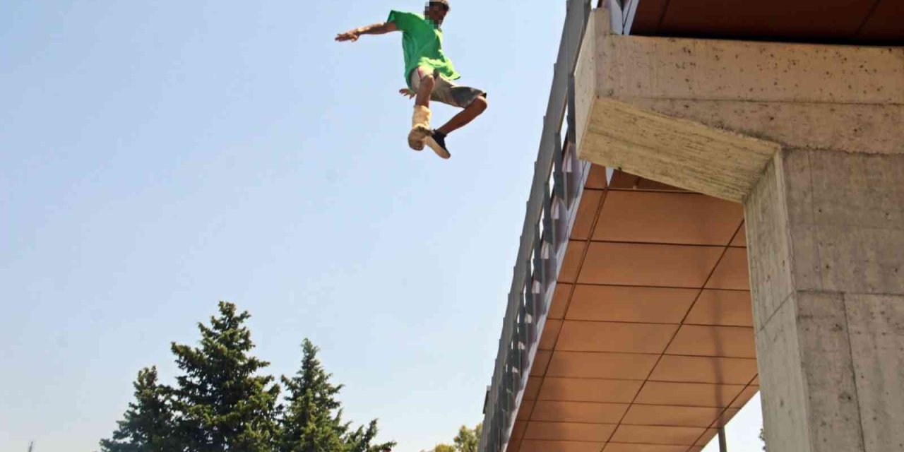 Kırık Bacakla Üst Geçitten Brandaya Atladı, Yanına Gelen Polise ‘kusura Bakma’ Dedi