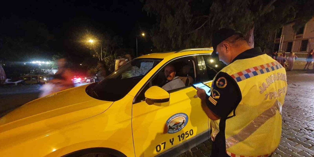Antalya’da Jandarmadan Taksilere Denetim