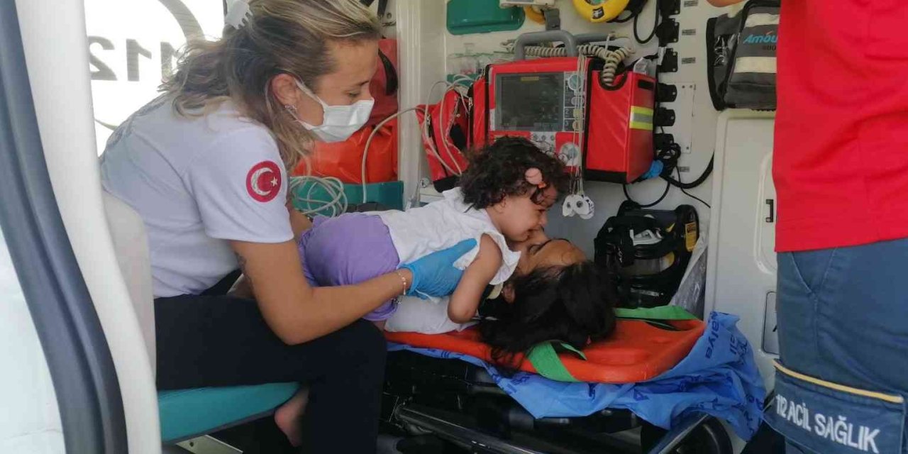 Küçük Çocuk Kazada Yaralanan Annesini Biran Olsun Bırakmadı