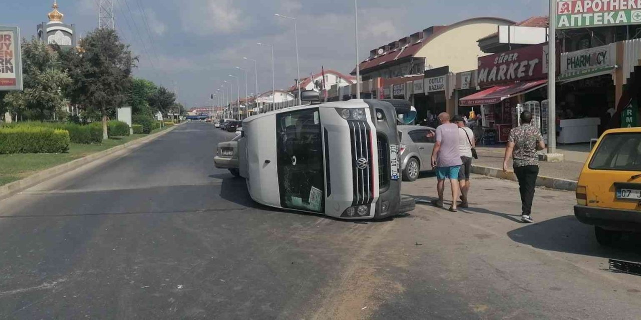 Manavgat’ta Otomobiller Çarpıştı, Tur Minibüsü 50 Metre Sürüklenerek Devrildi