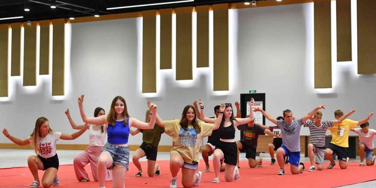 Yabancı Öğrenciler Halayı Sevdi