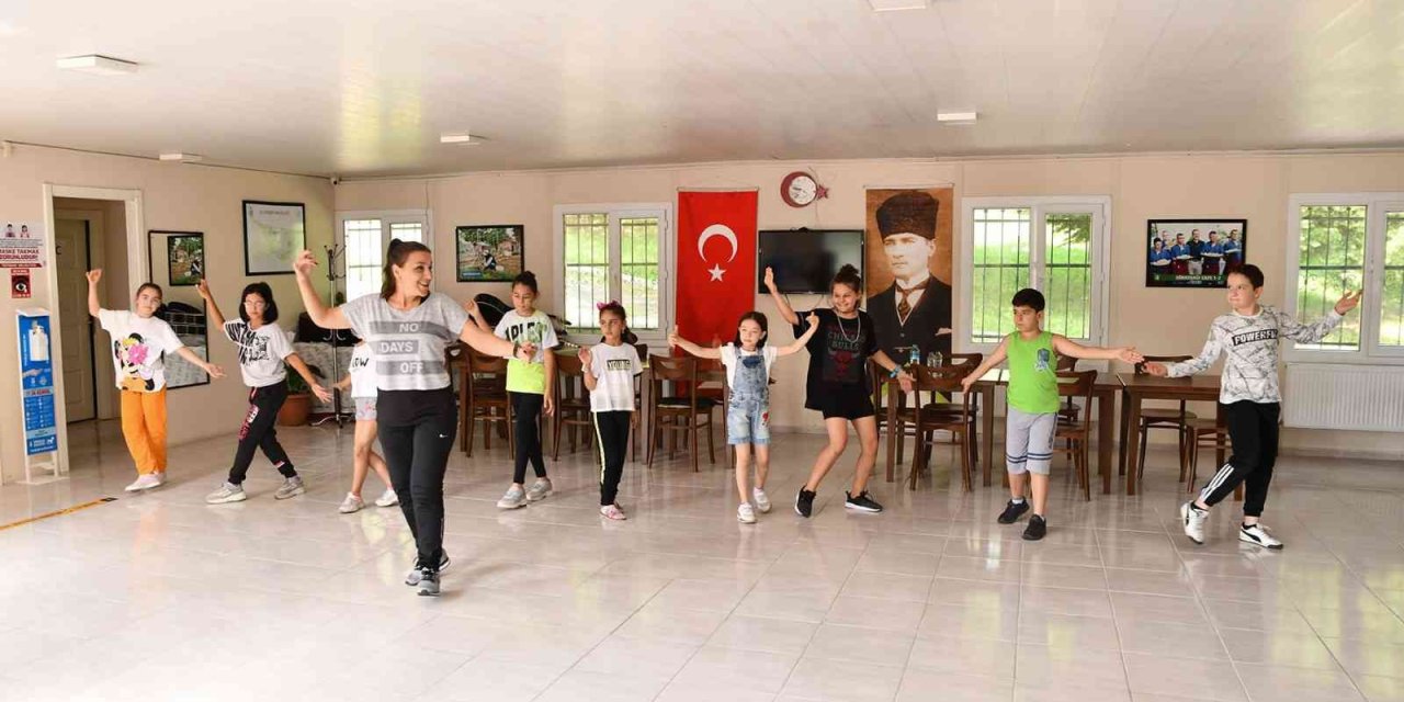 Çocuklar Halk Oyunlarını Öğreniyor