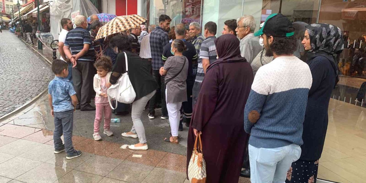 Eskişehir’de Yağmur Altında Promosyon Kuyruğu