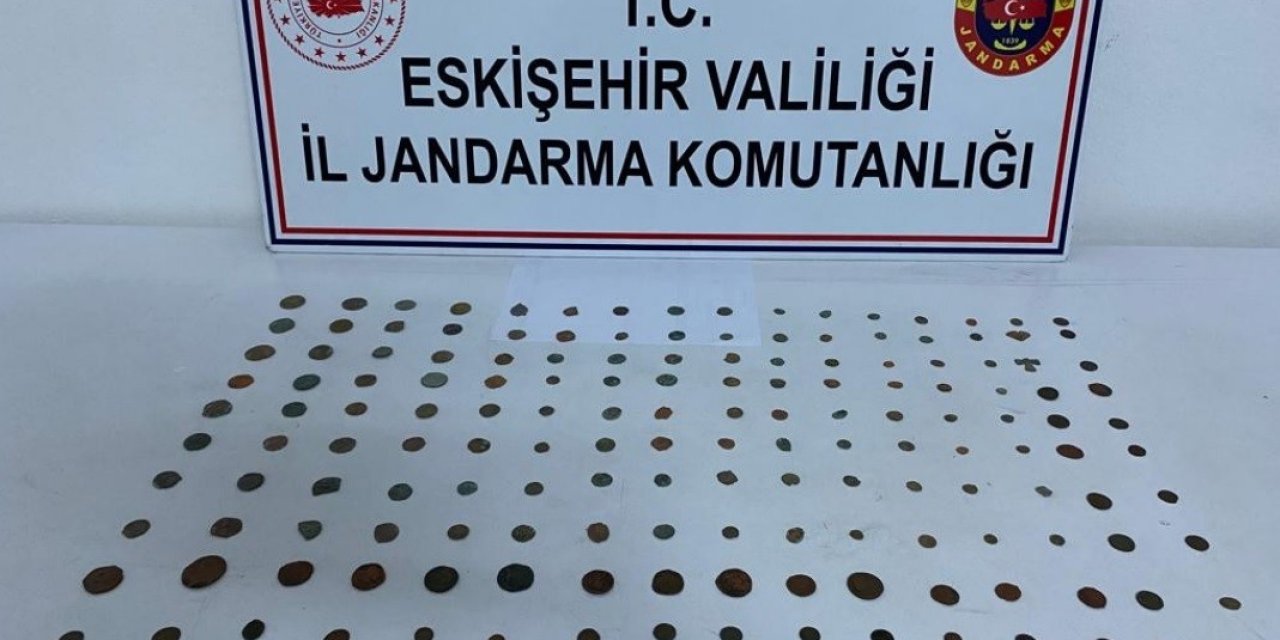 Eskişehir’de Bir Araçta 157 Adet Tarihi Sikke Ele Geçirildi