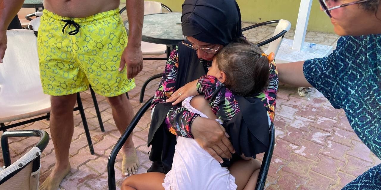 Sahilde Kaybolan Kızına Kavuşan Anne, Gözyaşlarına Boğuldu