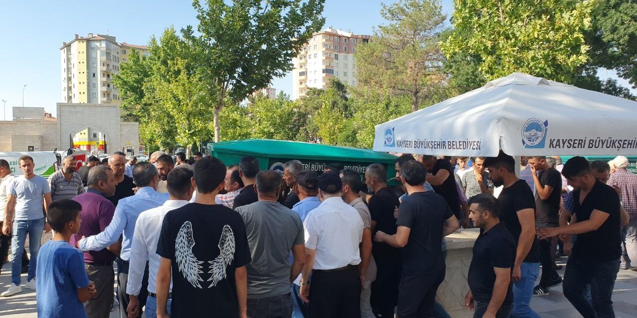 Bıçaklı Kavgada Hayatını Kaybeden Genç Toprağa Verildi