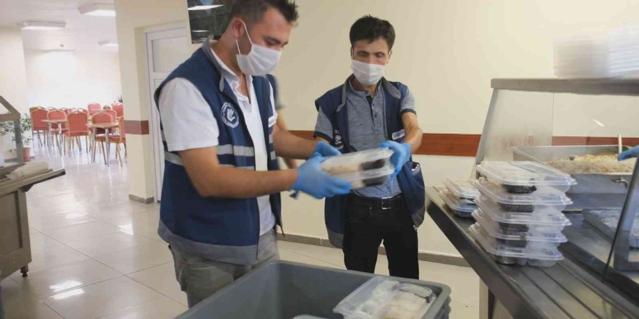 Kocasinan’da Gönüller Kazanılıyor, Evlere Her Gün 4 Çeşit Sıcak Yemek Gidiyor