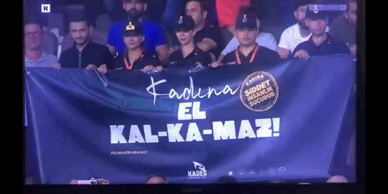 Jandarmadan Stadyumda, ’kadına El Kalkamaz’ Pankartı