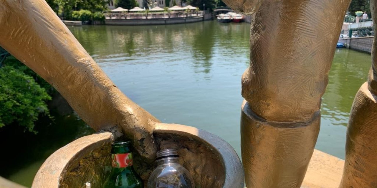 Heykelin Balıkçı Kovası Çöplüğe Döndü