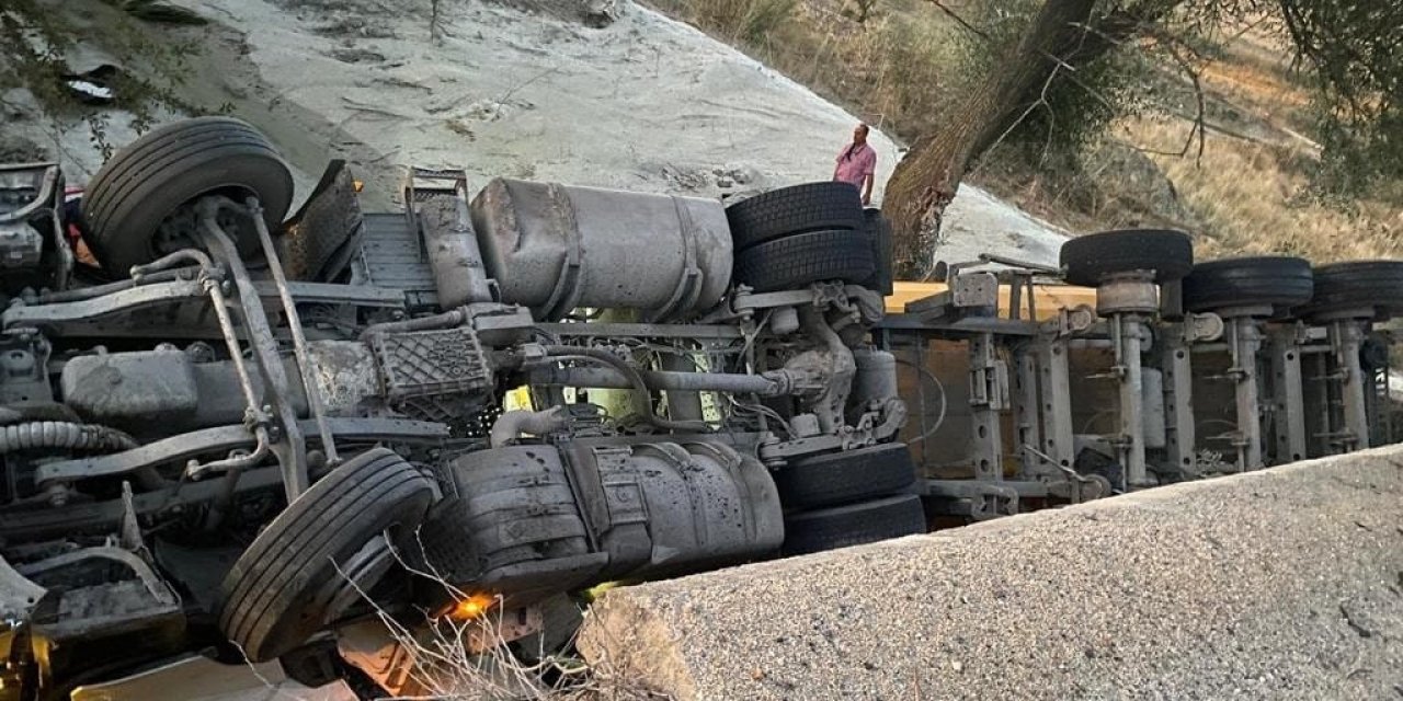 Dere Yatağına Devrilen Tırın Sürücüsü Hayatını Kaybetti