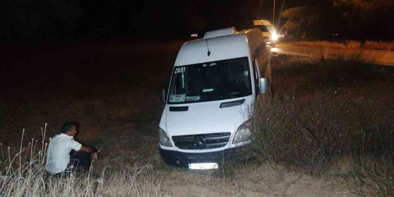 Tur Minibüsü Şarampole Uçtu, Çaresizce Kurtarılmasını Bekledi