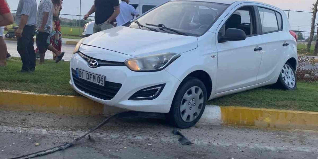 Çim Kesen Belediye Çalışanlarına Otomobil Çarptı:2 Yaralı