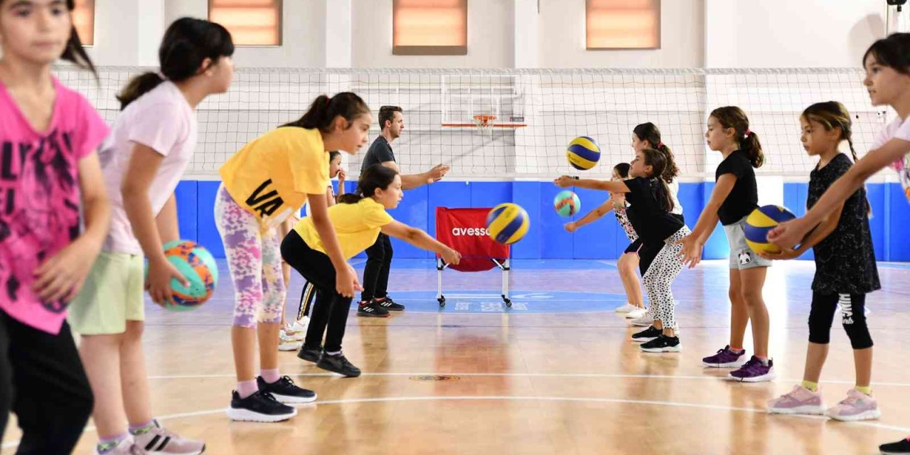Tepebaşı’nda 250 Çocuk Uzman Eğitmenler Eşliğinde Voleybol Kursunda