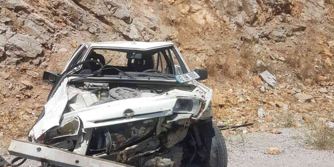 Antalya’da Otomobil, Şarampoldeki Kayalara Çarptı: 1 Yaralı