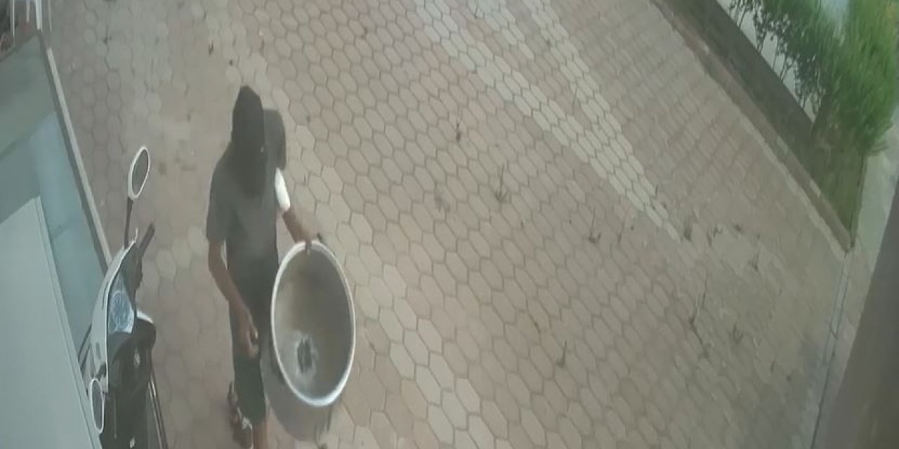 Elini Kolunu Sallayarak Geldiği Site Bahçesinden Aşure Kazanını Çaldı