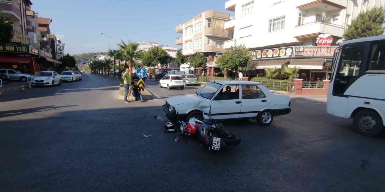 Motosiklet Sürücüsü, Başındaki Kask Sayesinde Kazayı Ucuz Atlattı