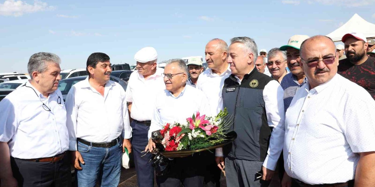 Başkan Büyükkılıç, Felahiye’de Nohut Hasadı Yaptı