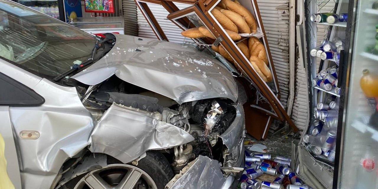 Kaza Yapan Otomobil Markete Daldı