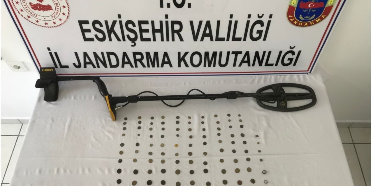 Jandarmanın Yakaladığı Definecinin Üzerinden 107 Sikke Çıktı