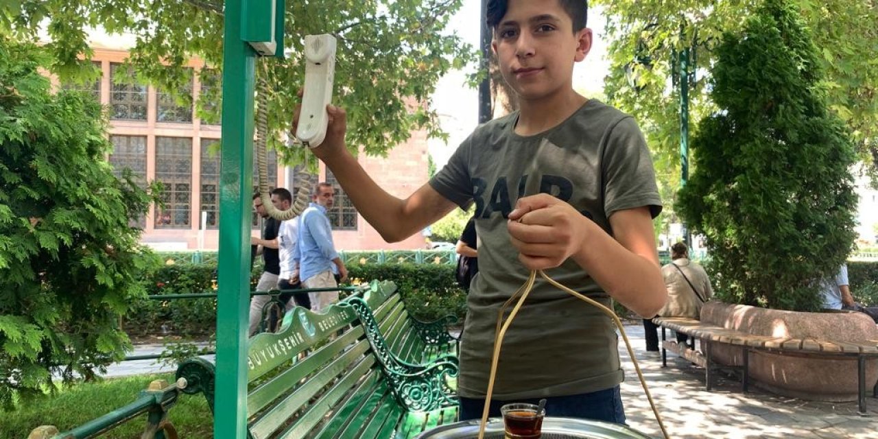 Parka Yerleştirdiği Telefonlar Sayesinde Çay Siparişlerine Yetişemiyor