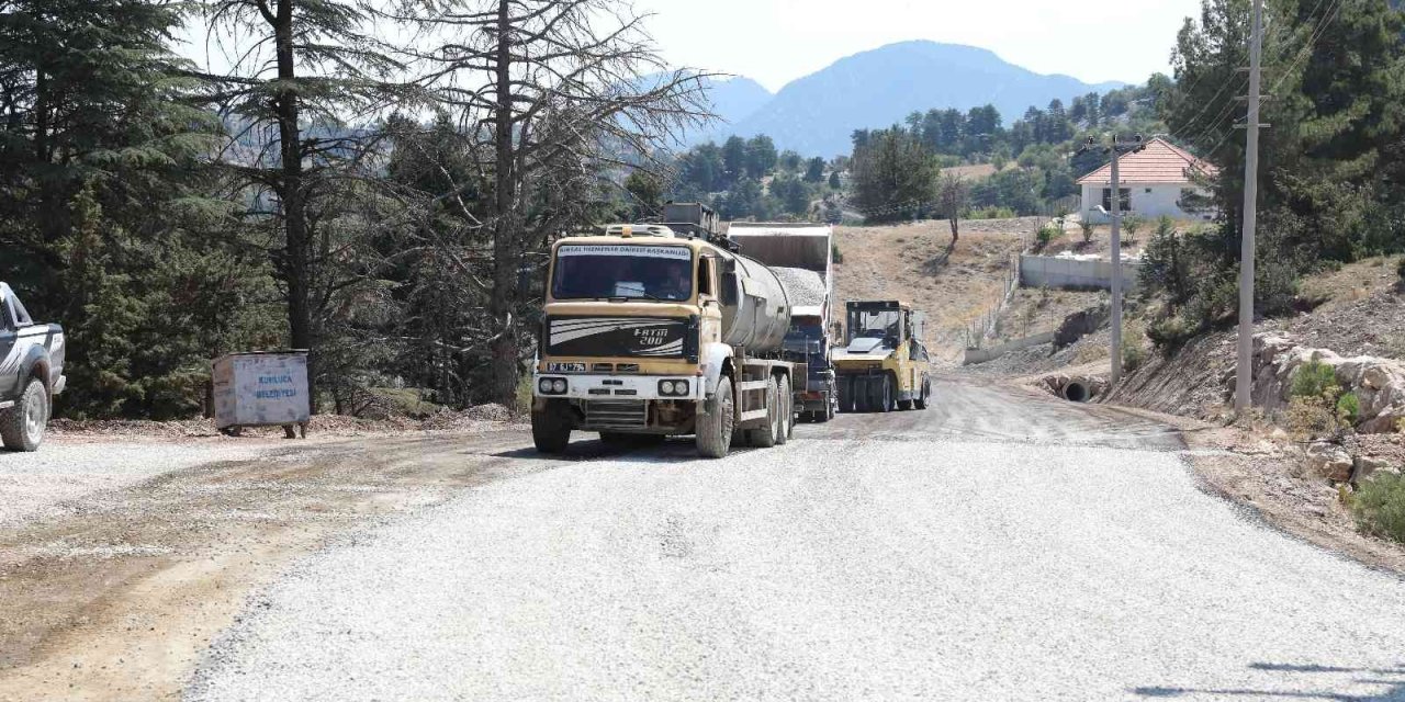 Antalya’yı Kırsaldan Kumluca’ya Bağlayan Yolda Asfalt Çalışması