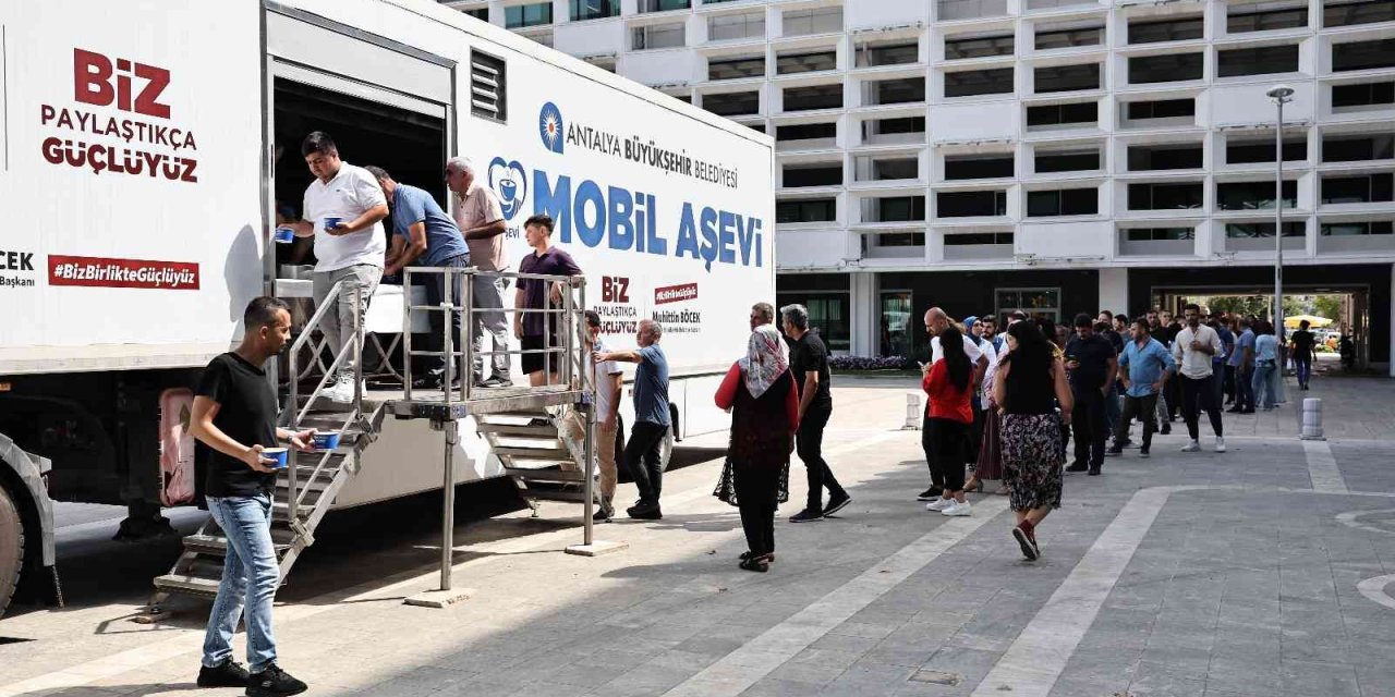 Büyükşehir Aşure İkramlarını Sürdürdü