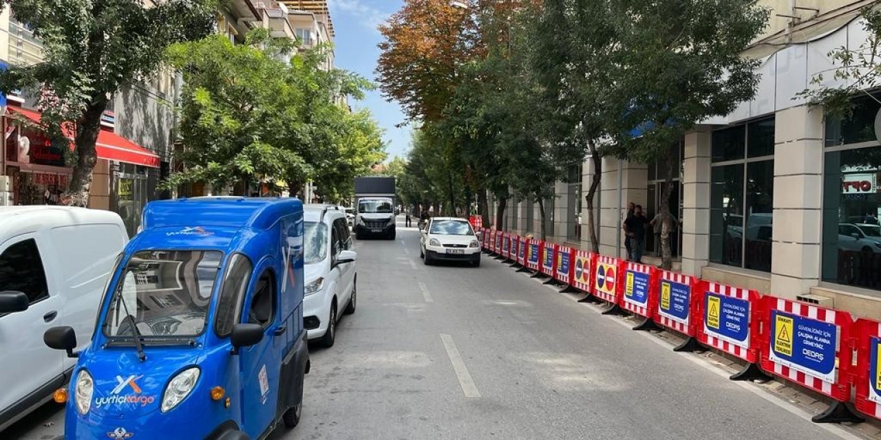 Üç Şeritli Caddede Trafik Tek Şeritten Akıyor
