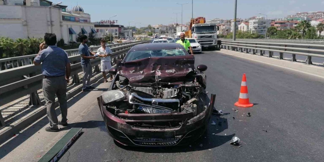 Kamyonetin Üzerindeki Tabela, Otomobilin Üzerine Düştü
