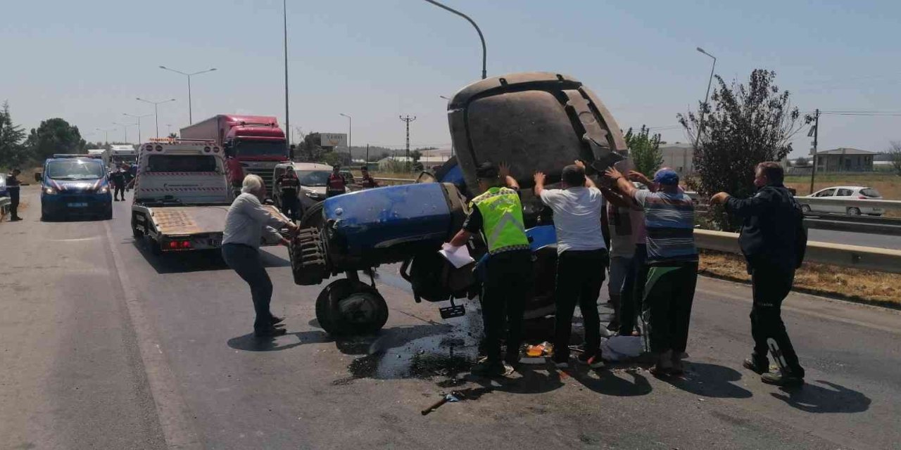 Traktörle Otomobil Çarpıştı: 4 Yaralı