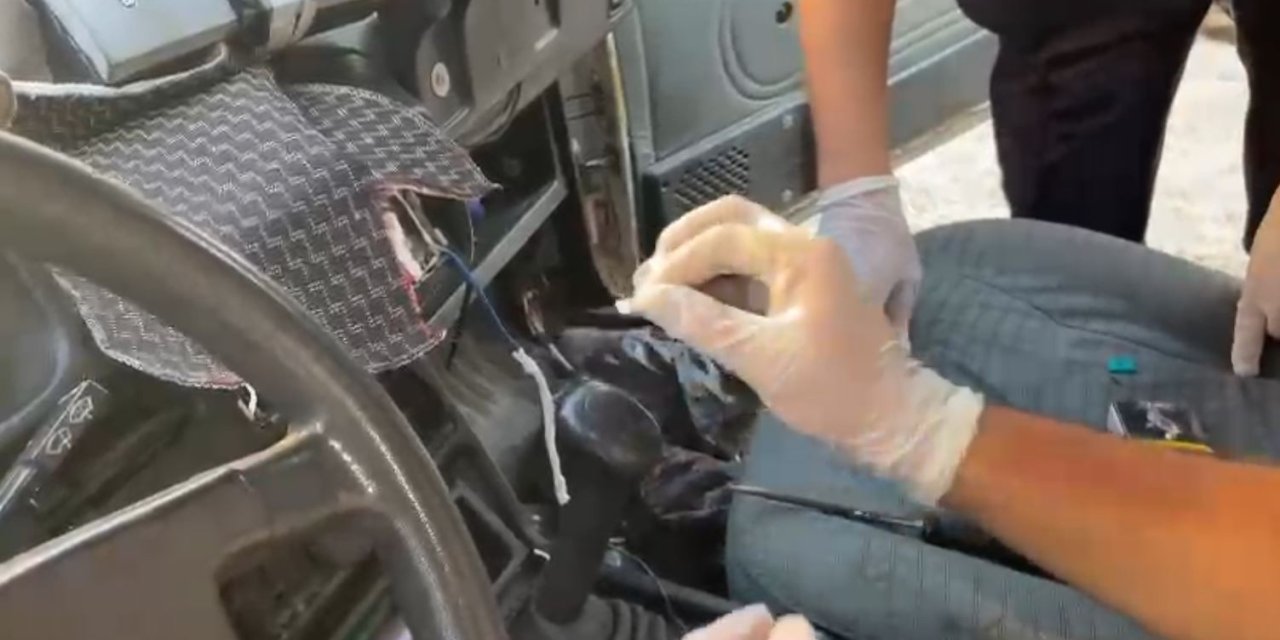 Otomobil Izgarasındaki Uyuşturucu Jandarmanın Gözünden Kaçmadı