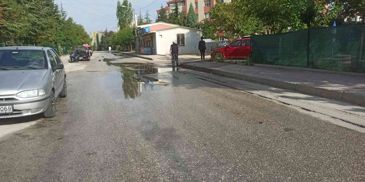 İki Gündür Sokağa Sızan Su Boşa Akıyor