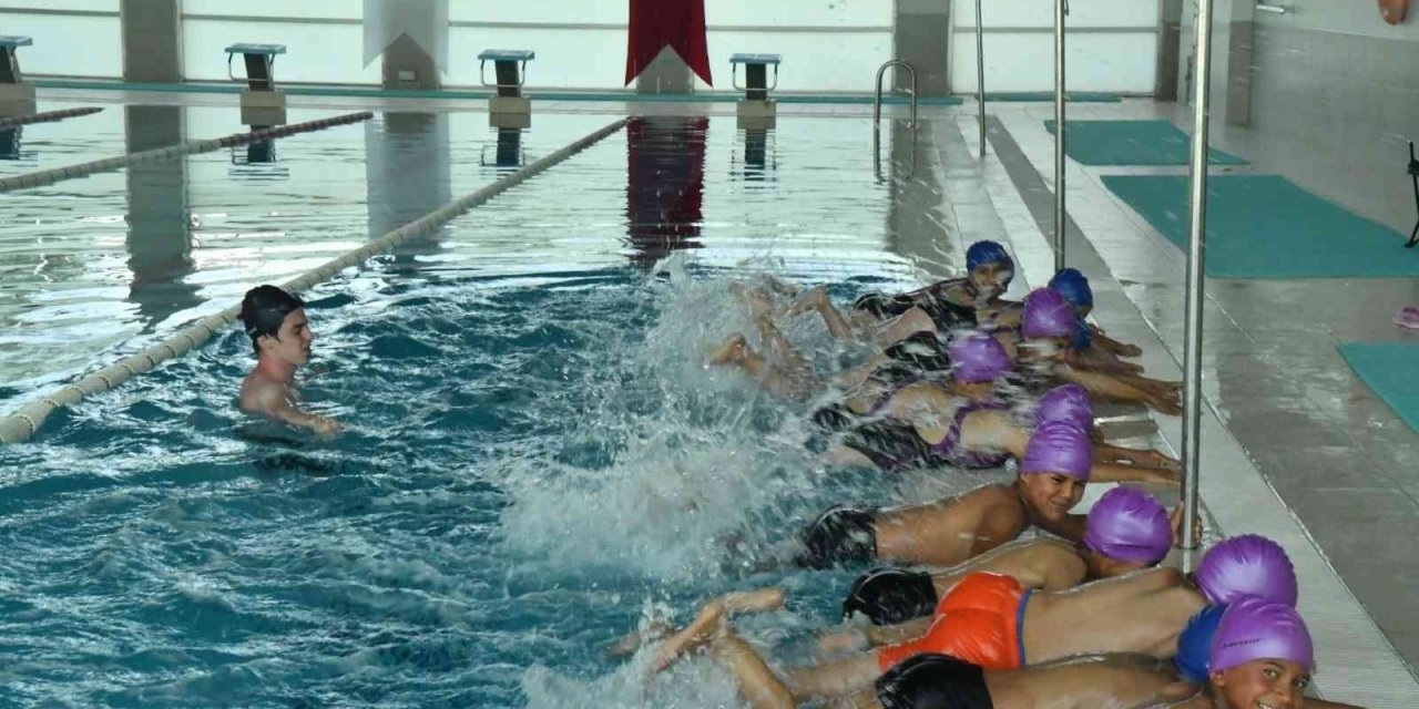 15 Mevsimlik İşçi Çocuğu Osmangazi Üniversitesi Yüzme Havuzuna Davet Edildi