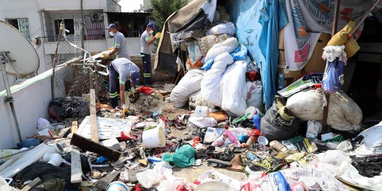 İki Katlı Evden 3 Kamyon Çöp Çıktı