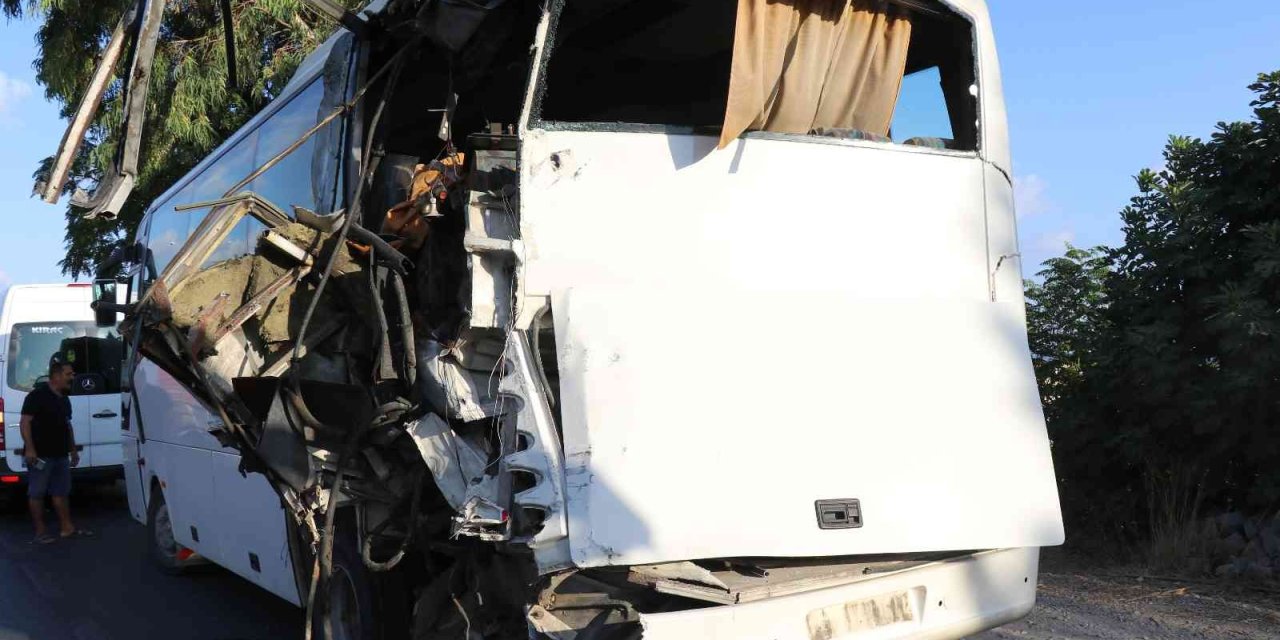 Alanya’da Tur Otobüsü Yolcu İndiren Servise Çarptı