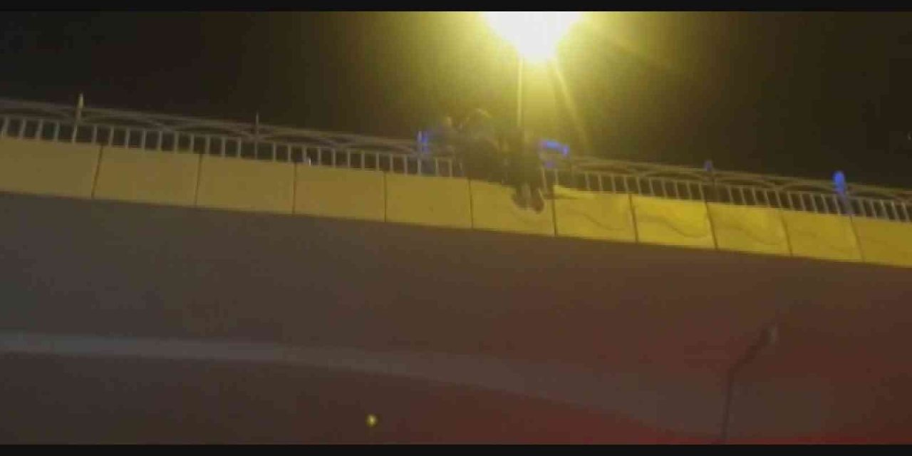 Üst Geçitten Atlamak İsteyen 2 Kadını Ekipler Havada Yakaladı