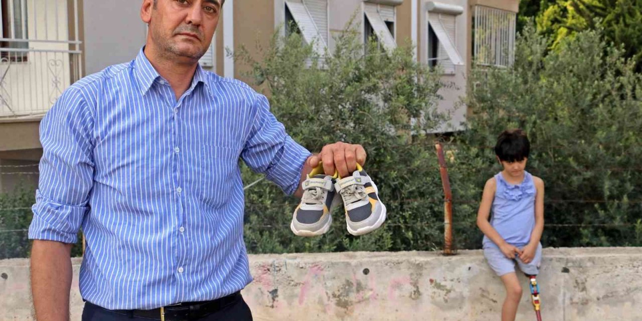 Koşmayı Beklerken Dar Gelen Proteziyle Yürümekte Zorlanıyor