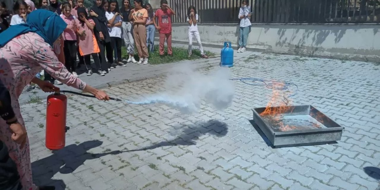 Büyükşehir İtfaiyesi’nden Kaymek Kursiyerlerine ‘yangın Eğitimi Ve Semineri’