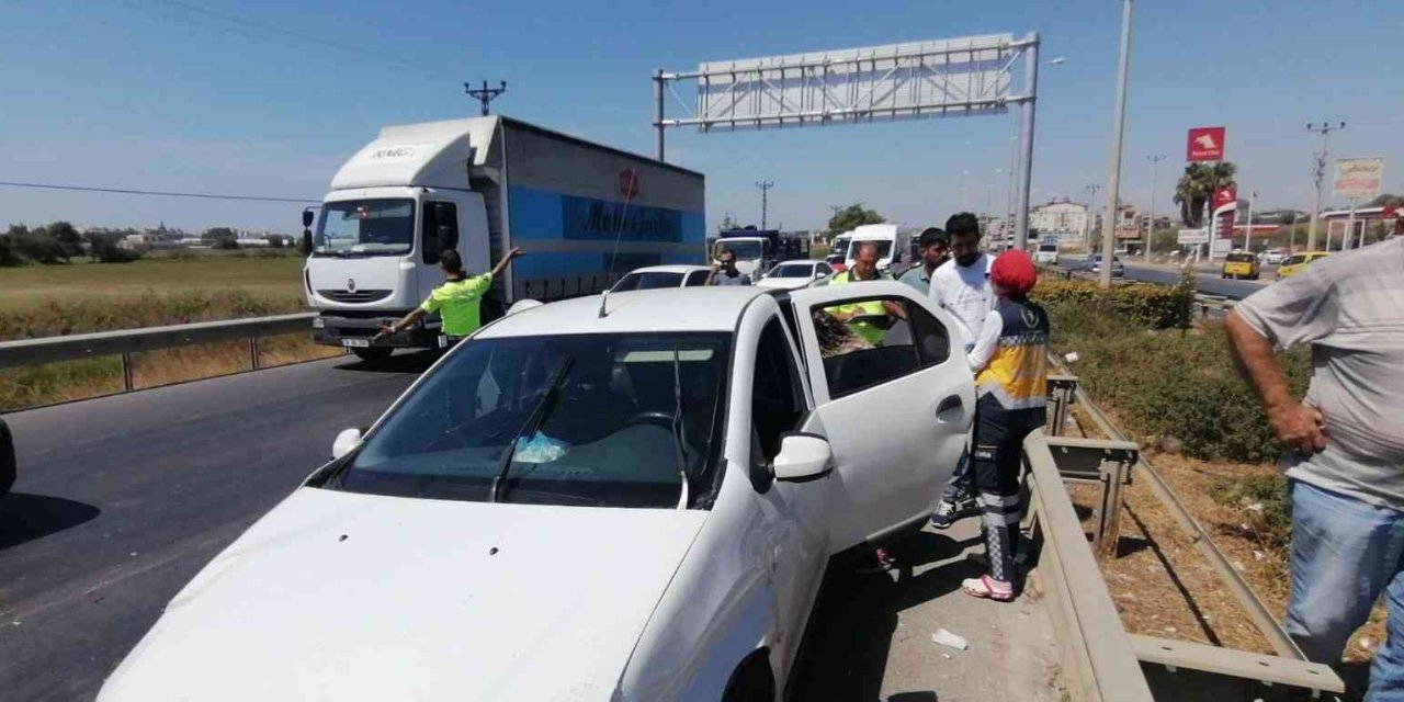 Otomobil Ticari Araca Arkadan Çarptı, Hamile Kadın Hastaneye Gitmeyi Kabul Etmedi