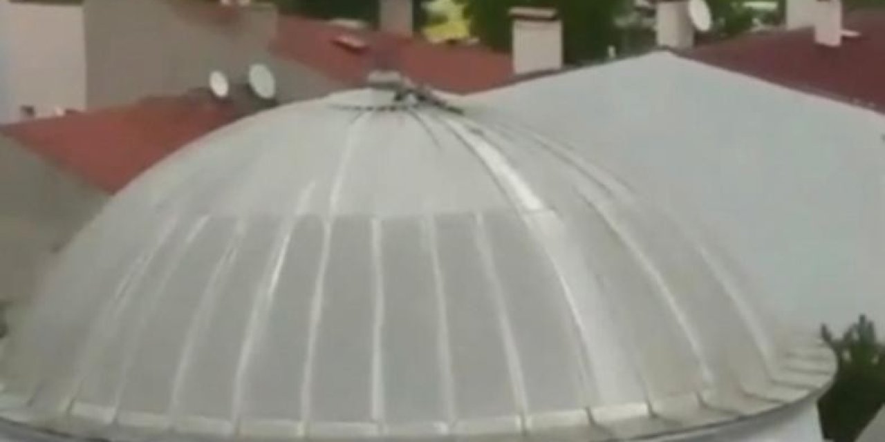 Şiddetli Rüzgar Cami Kubbesindeki Alemi Devirdi