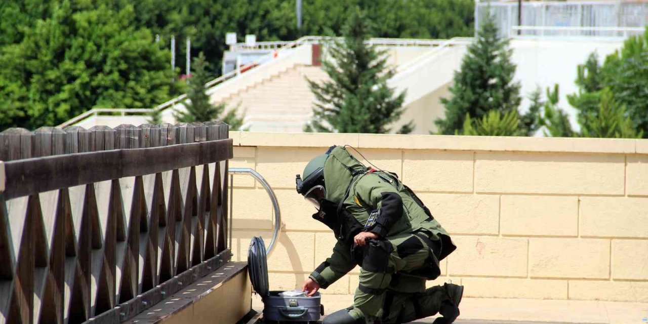 Antalya’da Şüpheli Valizden Kurabiye Çıktı, Polis Vatandaşı Bölgeden Uzaklaştırmakta Zorlandı