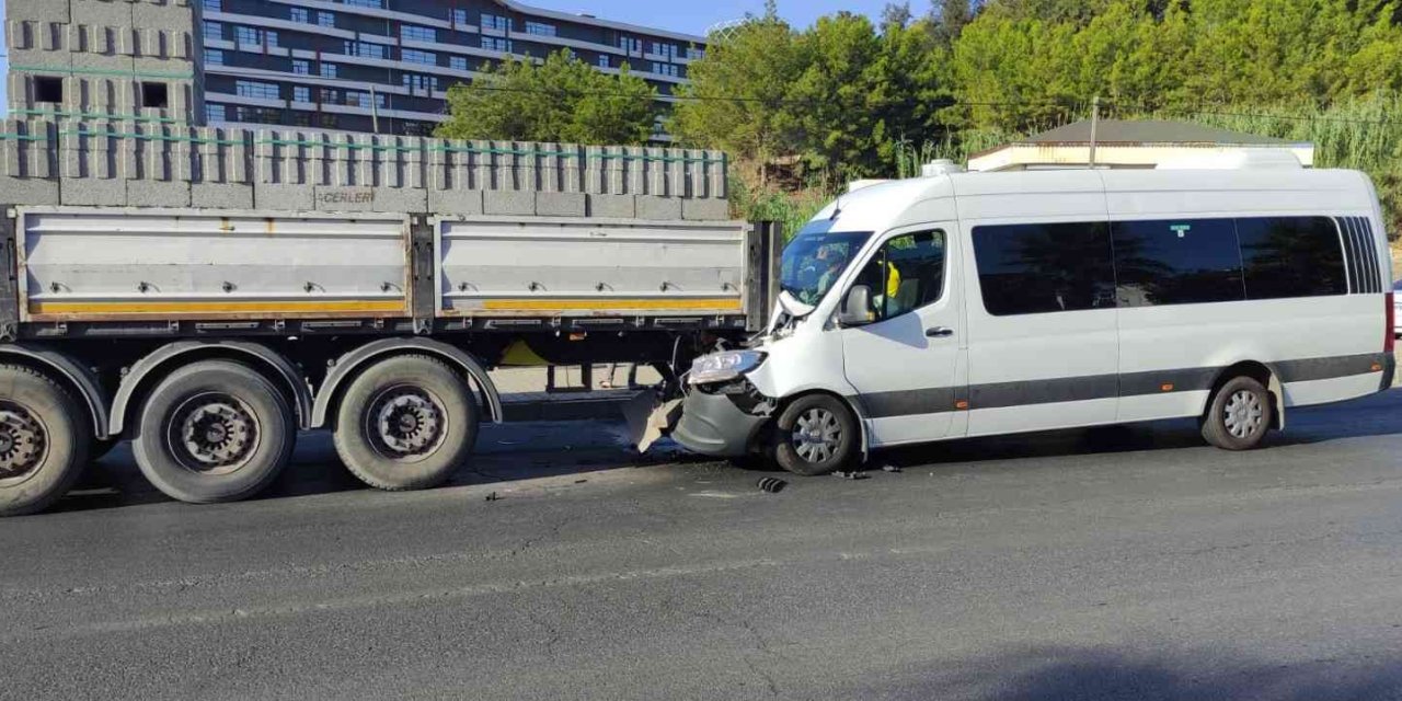 Tur Minibüsü Park Halindeki Tıra Arkadan Çarptı: 5 Yaralı