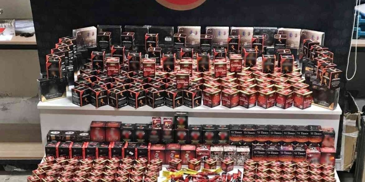 Tütün Mamulleriyle Birlikte Binlerce Cinsel İçerikli Ürün Ele Geçirildi