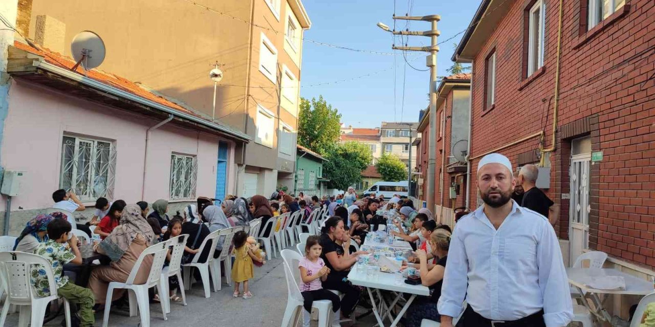 Hayırsever İmam Cami Önünde Yaktığı Mangalla Mahalleliyi Bir Araya Getirdi