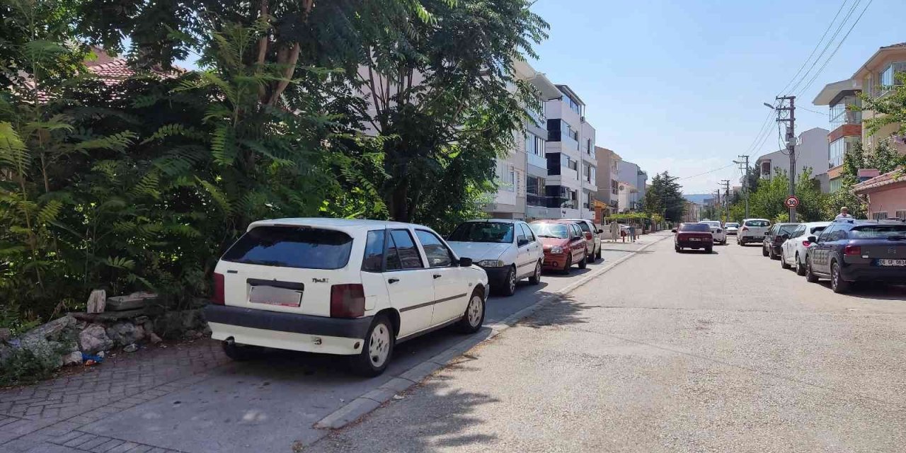 Kaldırım Değil Sanki Otopark