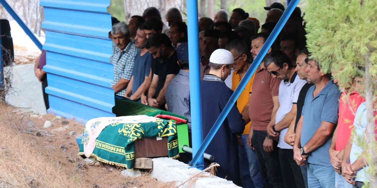 Feci Kazada Ölen Anne Ve 1 Yaşındaki Kızı Yan Yana Toprağa Verildi