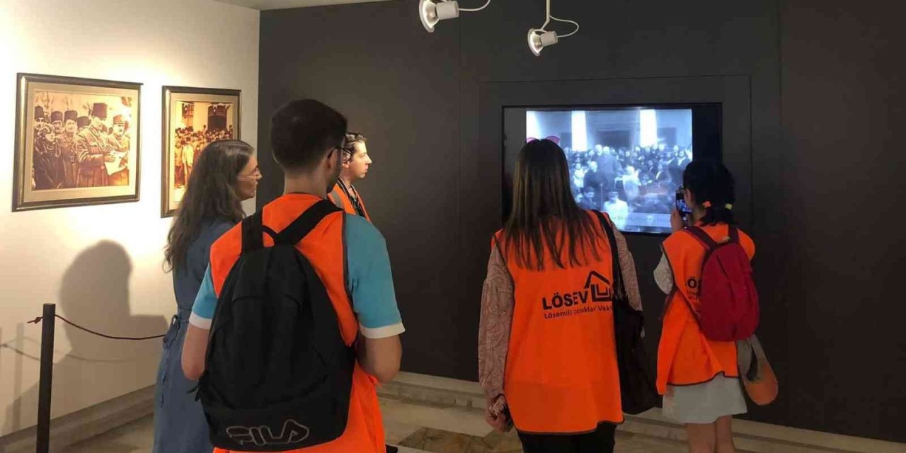 Lösev Gençleri Anadolu Üniversitesi Cumhuriyet Tarihi Müzesi’ni Ziyaret Etti