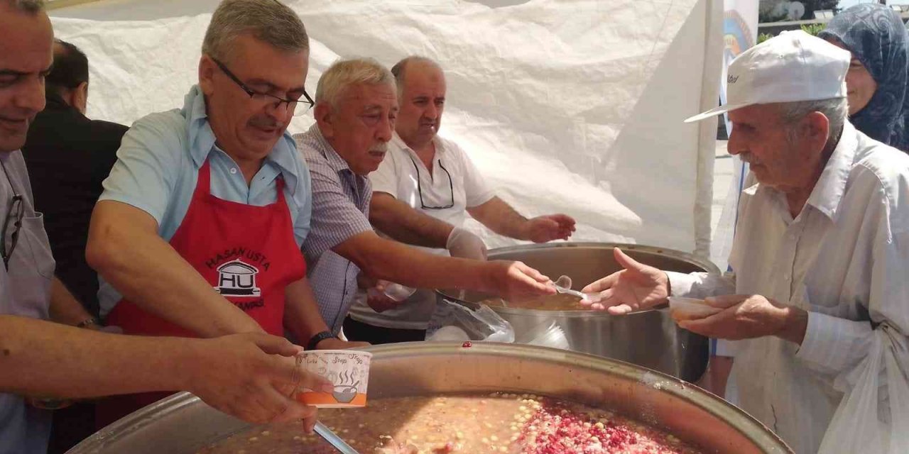 Pastacılar Ve Lokantacılar Odası Cuma Çıkışı Aşure Dağıttı