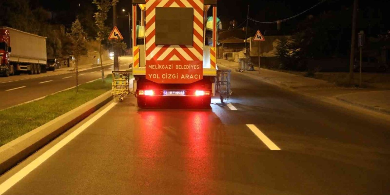 Melikgazi, Daha Güvenli Ulaşım İçin Yol Çizgi Çalışması Yapıyor
