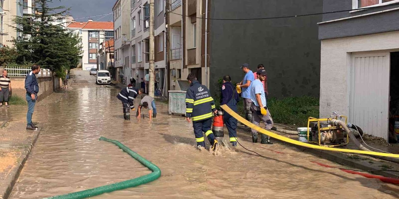 Eskişehir’de Etkili Olan Şiddetli Sağanak Yağış